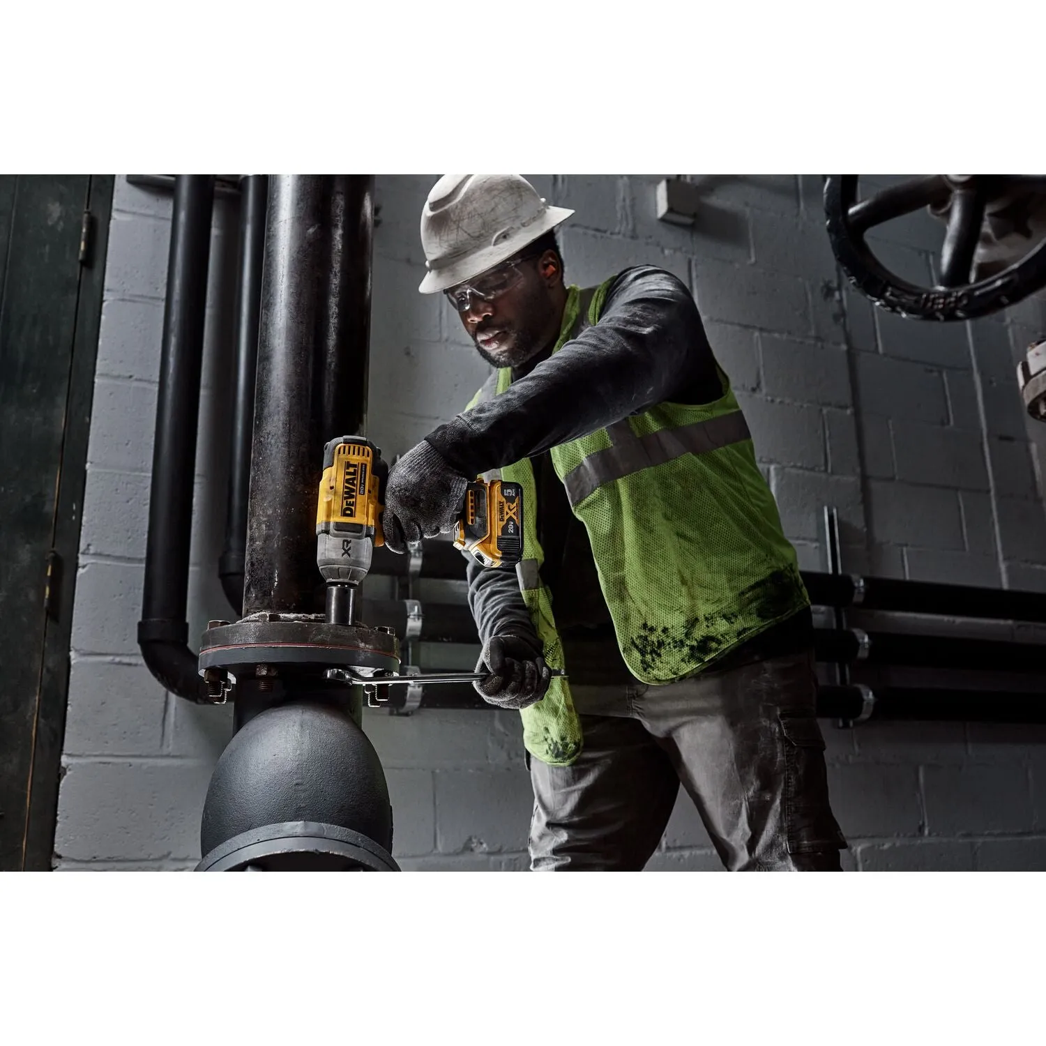 DEWALT DCF900P1-20V MAX* XR 1/2 in. High Torque Impact Wrench with Hog Ring Anvil with (1) 5.0 Ah Battery and Charger Kit