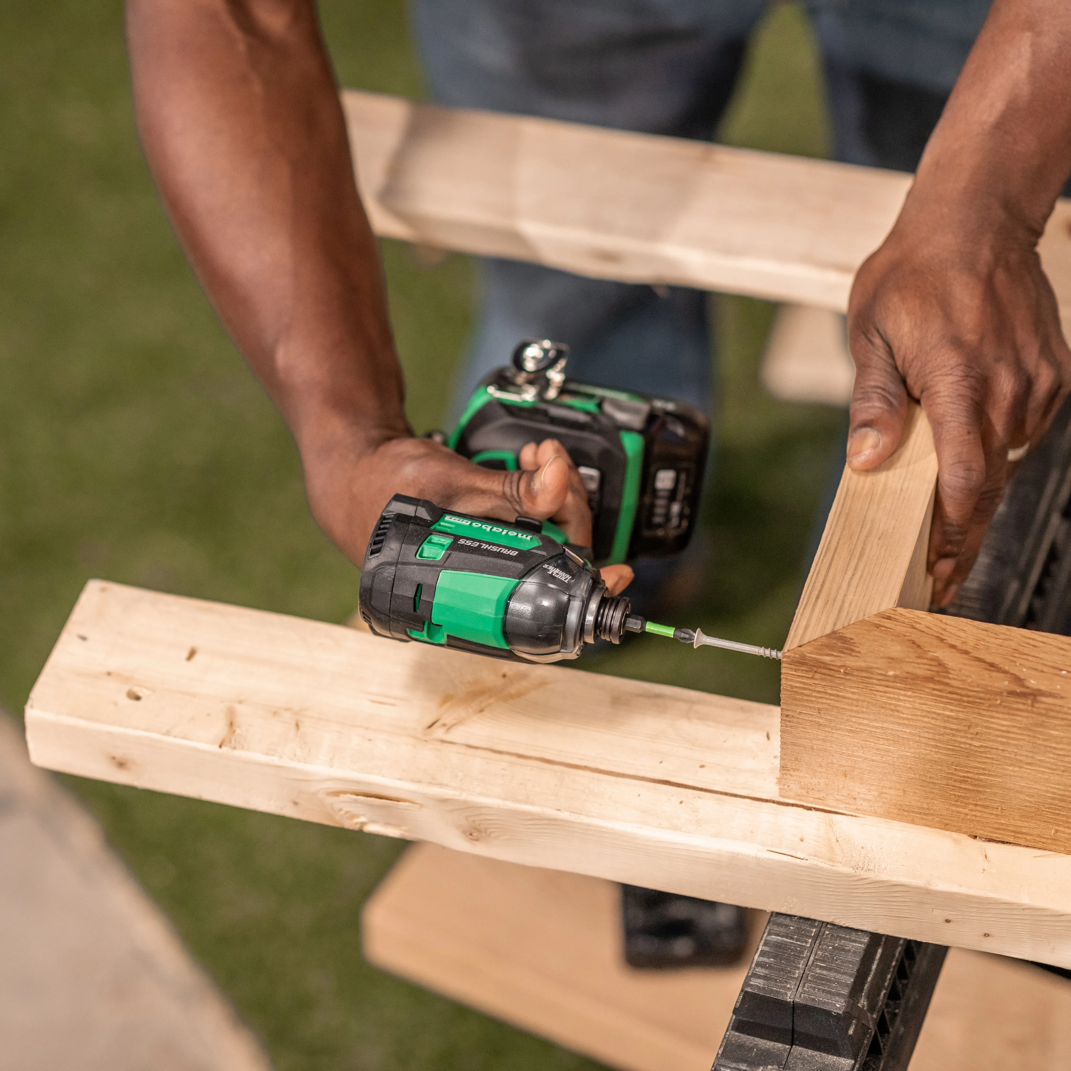 Metabo HPT KNV65AH2M 2-1/2" Coil Siding Nailer w/ Impact Driver Kit